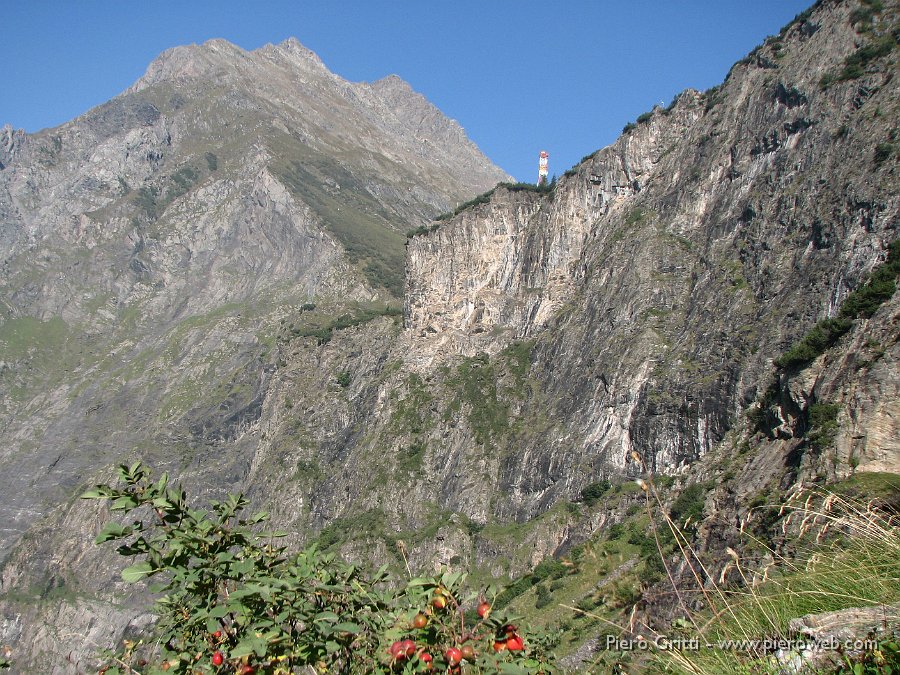 maslnaa-curo 026.jpg - Oltre, dietro il grande sperone roccioso, il Rifugio Curò e la diga del Barbellino; in fronte svetta imponente il Pizzo di Coca